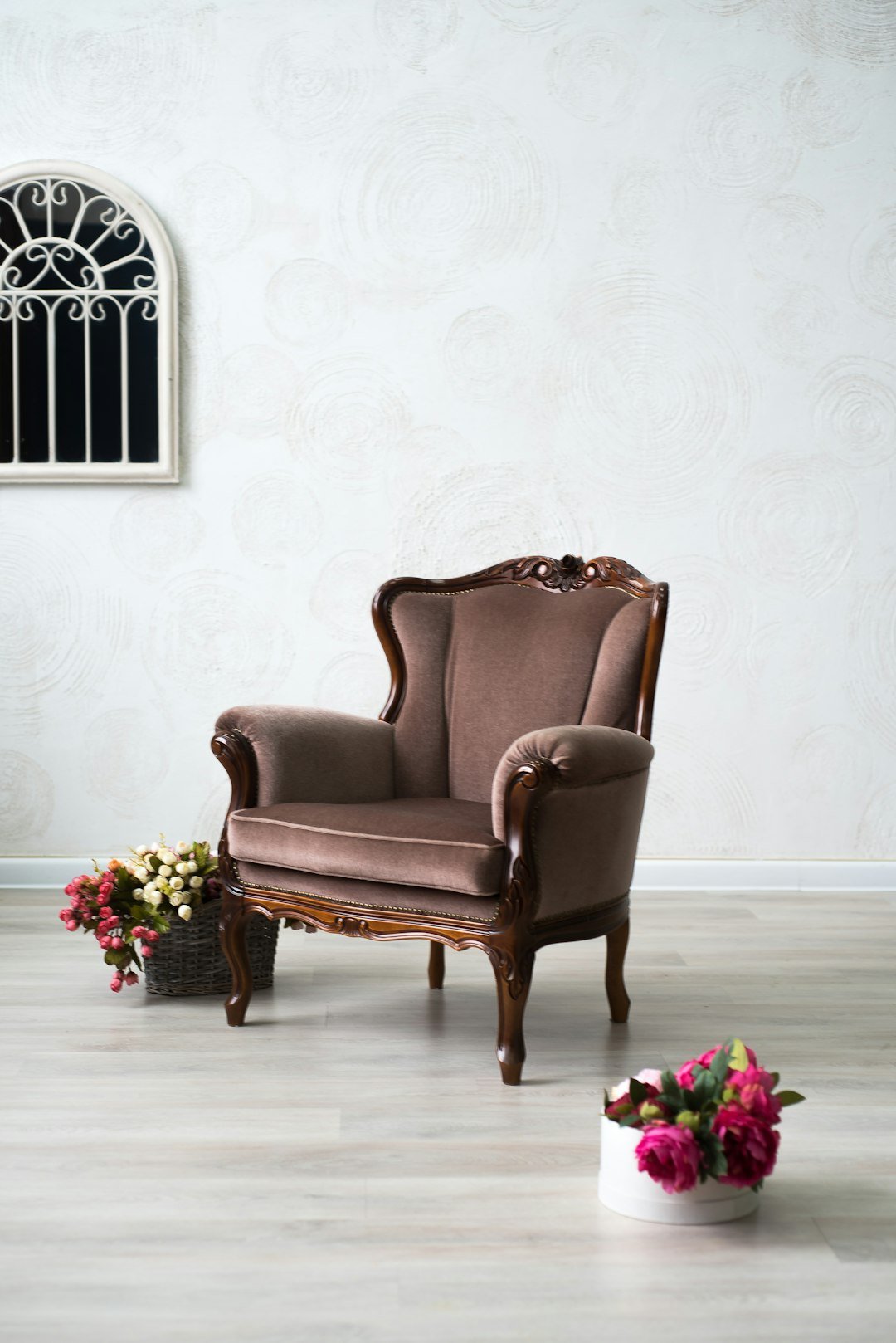 brown-leather-armchair-beside-pink-roses-nznvdtljvbw