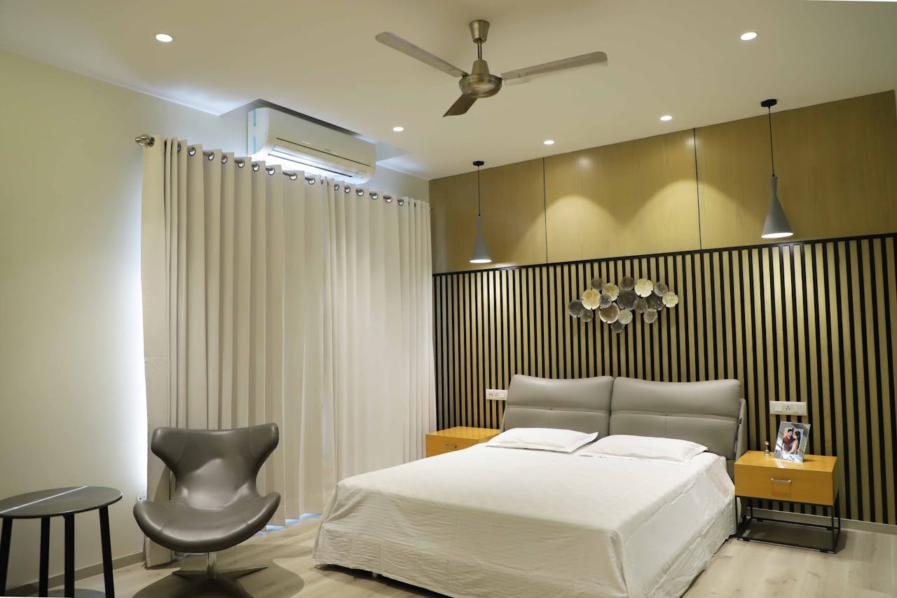 modern-bedroom-interior-design-with-elegant-decor-35355792